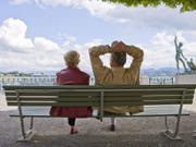 Die Lebenserwartung in der Schweiz steigt weiter - die der Männer etwas stärker als die der Frauen. (Bild: Keystone/GAETAN BALLY)