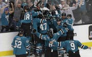 Die San Jose Sharks feiern ihren Sieg im Playoff-Achtelfinal. (Bild: AP)