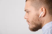 Airpods - die kabellosen Ohrstöpsel von Apple - sehen aus wie weisse Ohrwürmer. (Bild: Getty)