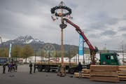 Der grössere der beiden Maibäume wird vor der Halle 2 aufgestellt. (Bilder: Boris Bürgisser, Luzern 23. April 2019)