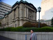 Die Bank von Japan legt sich auf Niedrigzins bis ins Jahr 2020 fest. (Bild: KEYSTONE/EPA/FRANCK ROBICHON)