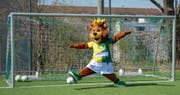 Das neue Maskottchen des SCB Brühl heisst Paul. Es ist erstmals am Spiel vom Samstag im Paul-Grüninger-Stadion im Einsatz. Zusammen mit einigen Hundert eigenen Junioren und anderen Kindern soll es «das Stadion zum Beben» bringen. (Bild: PD/Kurt Frischknecht)