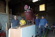 Savannentiere aus Holz zieren das diesjährige Floss. (Bild: Nicolas Düsel)