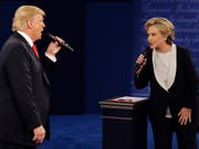«Es gibt einen besseren Weg»: Die frühere demokratische US-Präsidentschaftskandidatin Hillary Clinton rät ihrer Partei derzeit von einem Amtsenthebungsverfahren gegen Präsident Donald Trump ab. (Bild: KEYSTONE/AP/JOHN LOCHER)