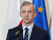 Gewerkschaftschef Slawomir Broniarz (im Bild) erklärte am Donnerstag, dass der mehr als zwei Wochen andauernde landesweite Streik polnischer Lehrer unterbrochen werde. Im Herbst nach den Abiturprüfungen soll er aber fortgesetzt werden. (Bild: KEYSTONE/AP/CZAREK SOKOLOWSKI)