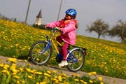 Jeder Entwicklungsschritt, zum Beispiel Velofahren lernen, macht der Mutter genauso viel Freude, wie dem Kind. (Bild: Donato Caspari)