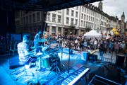 Auch Musig uf de Gass 2019 startet am 1. Juni auf der Openair-Bühne in der Marktgasse. Hier spielten früher auch schon Bands, die inzwischen den Durchbruch geschafft haben - wie im Bild vor zwei Jahren Elio Ricca. (Bild: Peer Füglistaller - 7. Juni 2019)