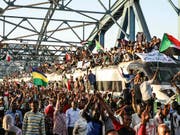 Seit rund zwei Wochen kommt es im Sudan zu Protesten gegen den regierenden Militärrat. Am Donnerstag hat der «Marsch der Million», zu dem die Opposition aufgerufen hat, begonnen (Bild: KEYSTONE/AP)