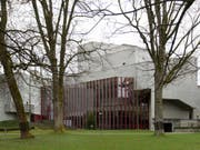 Das Theater St. Gallen will in der letzten Spielzeit vor der grossen Sanierung des Theatergebäudes beim Stadtpark nochmals «Theater total» bieten. Am Donnerstag wurde der Spielplan präsentiert. (Bild: KEYSTONE/GIAN EHRENZELLER)