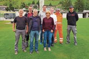 Die Rheintaler Bademeister (von links): Patrick Kühnis (Baggersee Kriessern), Markus Hensch (Baggersee Kriessern), Stefan Zünd (Hallenbad Balgach), Heinz Stampfli (Freibad Oberriet), Madeleine Schönenberger (Freibad Altstätten), Kurt Gegenschatz (Schwimmbad Weier, Berneck), Hansruedi Heule (Freibad Widnau) und Kay Koch (Schwimmbad Weier, Berneck). (Bild: Monika von der Linden)