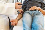 Hausarzt sein hat Vorteile: Junge Berufsleute schätzen laut einer neuen Studie die Möglichkeit, Teilzeit zu arbeiten. (Bild: Christian Beutler/Keystone (Zürich, 28. März 2014))