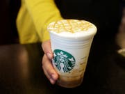 Mehr Kunden vor allem in den USA und China: Starbucks eröffnete in den ersten drei Monaten des Jahres weltweit 319 neue Läden. (Bild: KEYSTONE/AP/TED S. WARREN)