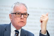 Erbost: Hanspeter Uster, Praesident der Aufsichtsbehörde über die Bundesanwaltschaft, vor den Medien in Bern. (KEYSTONE/Anthony Anex)