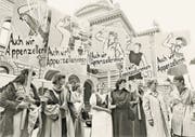 Ausserrhoder Frauen stehen in den 1980er-Jahren in Bern für ihre Rechte ein. Dies führte in der Heimat zu Unmut. Die Aktion wurde als «lächerlich» abgetan. (Bild: PD)