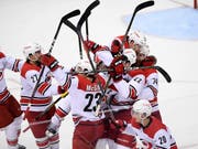 Die Carolina Hurricanes bejubeln ihr Weiterkommen gegen die Washington Capitals (Bild: KEYSTONE/FR67404 AP/NICK WASS)