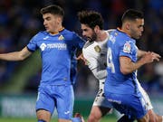 Real Madrids Isco (Mitte) biss sich an Getafes Spielern die Zähne aus (Bild: KEYSTONE/AP/BERNAT ARMANGUE)