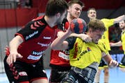 Harter Playoff-Kampf: Der Otmärler Tobias Wetzel behauptet den Ball gegen zwei Berner. (Bild: Freshfocus)