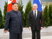 Haben sich in der ostrussischen Stadt Wladiwostok erstmals persönlich getroffen: Russlands Präsident Wladimir Putin und Nordkoreas Machthaber Kim Jong Un. (Bild: Keystone/AP/Alexander Zemlianichenko)