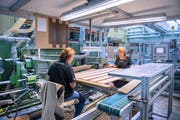 Produktion bei Bauwerk Parkett in St.Margrethen. (Bild: Urs Bucher (22. August 2017))