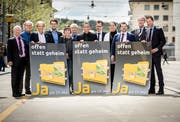 Mitglieder des überparteilichen Initiativkomitees stehen für ein Ja am 19. Mai zusammen. (Bild: Reto Martin)