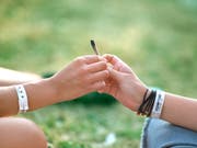 Eigentlich illegal, aber doch verbreitet: In den nächsten Jahrzehnten wird der Cannabiskonsum in der Schweiz einer Studie zufolge noch zunehmen. (Bild: KEYSTONE/GAETAN BALLY)
