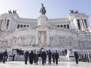Der italienische Innenminister Matteo Salvini hat sich durch sein Fernbleiben von den Feiern zum Gedenken an die Befreiung Italiens vom Faschismus Kritik eingehandelt. Staatspräsident Sergio Mattarella, Regierungschef Giuseppe Conte und Vize-Premierminister Luigi Di Maio nahmen an Gedenkfeiern teil. (Bild: KEYSTONE/EPA PREDIDENZA CONSIGLIO/FILIPPO ATTILI /PANDOUT)