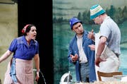 Die Landjugend Zug zeigt das Stück «D'Jugendsünd» in der Aula Allenwinden.Im Bild (von links): Barbara Schneider gespielt von Anita Speck, Max Baumann gespielt von Christian Amrein und Toni Schneider gespielt von Beni Schillig.(Bild: Stefan Kaiser, Allenwinden, 25. April 2019)
