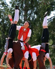 Sira Keller (rechts) und Alina Knöpfel treten auch mit der Akrobatikgruppe «Akrobis» auf.