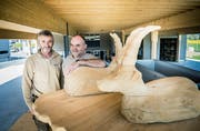 Die beiden Geschäftspartner Rudolf Grimm und Jonas Gafner mit einer Steinbock-Wippe im neuen Werkhof. (Bild: Andrea Stalder)