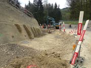 In der ersten Kurve der Rechenstrasse: Hier wird die Böschung teilweise abgetragen, um eine provisorische Baustrasse erstellen zu können. (Bild: Reto Voneschen - 25. April 2019)