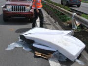 Eine Matratze fiel auf der Autobahn A2 von einem Anhänger und wirbelte auf die Gegenfahrbahn, wo sie von einem Auto erfasst wurde. (Bild: Luzerner Polizei)