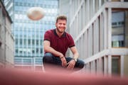 Boris Stanisic, Lehrer auch für feministische Philosophie, organisiert am St.Galler Auffahrtslauf eine Spendenaktion fürs Frauenhaus St.Gallen. (Bild: Hanspeter Schiess - 25. April 2019)