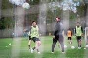 Trainerassistent Ioanis Amanatidis beobachtet das Schusstraining der Testspieler. (Bild: Hanspeter Schiess)