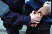 Kantonspolizisten bemerkten den Einbrecher und haben ihn am Einbruchsort festgenommen. (Bild: Susann Basler)