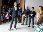 Yan Duyvendak anlässlich eines Auftritts im neuen Musée Cantonale des Beaux-Arts (MCBA) anfangs April in Lausanne. Der Performancekünstler wird vom Bundesamt für Kultur mit dem Grand Prix Theater ausgezeichnet. (KEYSTONE/Adrien Perritaz) (Bild: KEYSTONE/ADRIEN PERRITAZ)