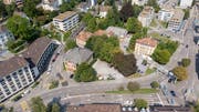 Auf dem Areal hinter der offenen Kirche (das Gebäude mit dem Gesicht) will der Kanton einen neuen Campus für die Universität St.Gallen bauen. Am 30. Juni wird darüber abgestimmt. (Bild: Urs Bucher - 28. August 2018)