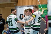 Die Sarnen Spieler feiern einen Treffer. (Bild: Claudio Schwarz (Kloten, 12. April 2019))