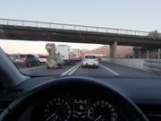 Junge Erwachsene sollen für Risiken im Strassenverkehr sensibilisiert werden. (Bild: KEYSTONE/GAETAN BALLY)