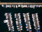 Das Parken eines Bootes im See kostet je nach Gemeinde unterschiedlich viel Miete. Die Differenzen sind jedoch so gross, dass Preisüberwacher Stefan Meierhans Erklärungsbedarf sieht. (Bild: KEYSTONE/VALENTIN FLAURAUD)