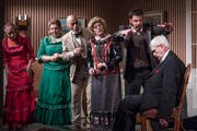 Hauptprobe im Theater St. Karl: Die Hypnoseszene gelingt dem Ensemble einwandfrei. (Bild: Boris Bürgisser, Luzern, 24. April 2019)