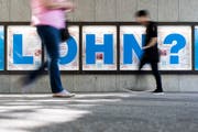 Trotz Aufschwungs war die reale Lohnentwicklung in der Schweiz in den letzten zwei Jahren negativ. Bild: Ennio Leanza/Keystone (Zürich, 6. Juli 2017)