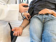 Eine Umfrage hat jungen Medizinern auf den Puls gefühlt. Das Ergebnis: Der Job als Hausarzt gewinnt langsam wieder an Attraktivität. (Bild: KEYSTONE/CHRISTIAN BEUTLER)