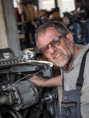 Sepp Egger hat ein Flair für alte Autos – und lebt dieses voll aus. (Bild: Peter Hummel)