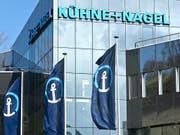 Kühne+Nagel erzielt im ersten Quartal einen leicht tieferem Reingewinn. (Bild: KEYSTONE/MARTIN RUETSCHI)