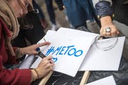 Trotz der #Metoo-Debatte: Jugendliche blenden teilweise sexuelle Belästigungen und Gewalt gegen Frauen aus. (Bild: EPA/Christophe Petit Tesson)