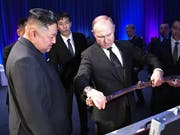 Russlands Präsident Wladimir Putin will den nordkoreanischen Machthaber Kim Jong Un «zu einem passenden Zeitpunkt» in Nordkorea besuchen. (Bild: KEYSTONE/EPA SPUTNIK POOL/ALEXEY NIKOLSKY / SPUTNIK / KREMLIN PO)