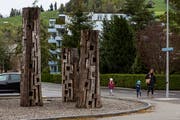 Mit der Motorsäge hat Urs-Peter Twellmann die drei Eichenstämme bei der Korporation Unterägeri «geöffnet». (Bild: Patrick Hürlimann, 26. April 2019)