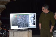 Der kleine, rote Punkt auf dem Monitor stellt das von der Drohne gefundene Rehkitz dar. Roman Taiani, der die Leitung der Rehkitzrettung der Jagdgesellschaft Oberbüren übernommen hat, erläutert das Vorgehen. (Bild: Zita Meienhofer)