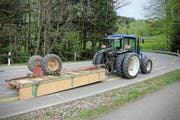 Der Traktor mit dem umgekippten Anhänger.