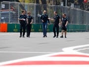 Nach dem abgebrochenen ersten Training gibt es in Baku viel zu diskutieren (Bild: KEYSTONE/EPA/VALDRIN XHEMAJ)